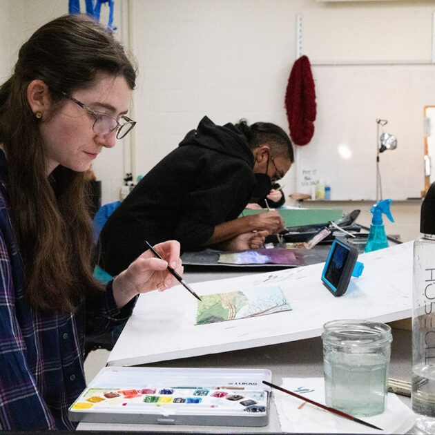 Imagen de unos alumnos pintando con acuarelas