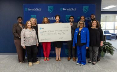 AT&amp;T apoya la equidad digital en Forsyth Tech