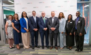 El director del Departamento de Formación del Profesorado de Forsyth Tech participa en una mesa redonda sobre el cuidado infantil junto con el gobernador Stein y otros líderes