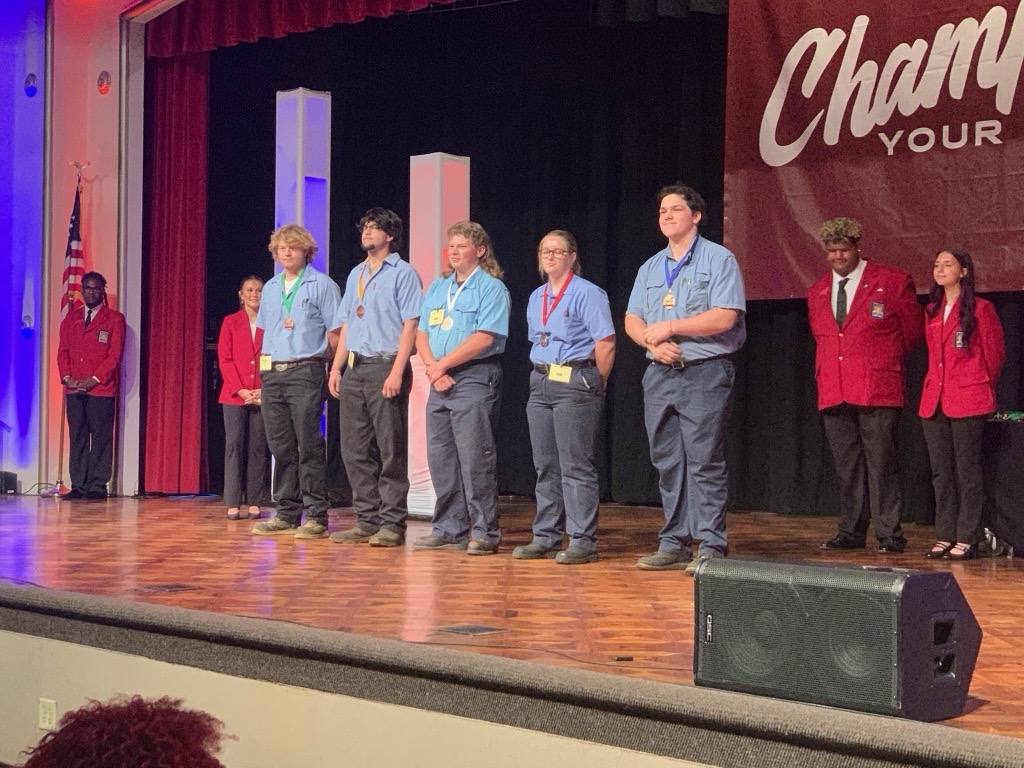 Los estudiantes de Forsyth Tech obtienen 12 medallas en Skills USA NC y arrasan en la competición de tecnología de equipos diésel